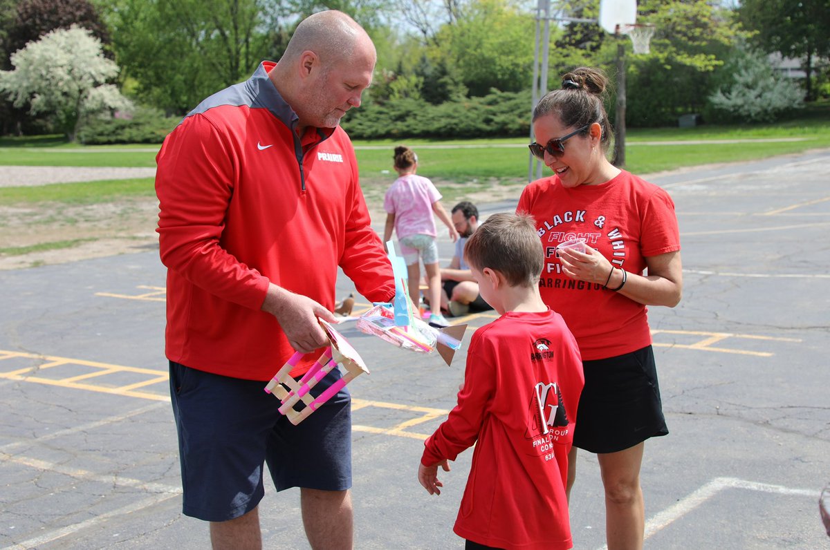 Hunt_EdLeader's tweet photo. One of the many great @barrington220 teachers but this one made Hawk’s day at k-5 STEM day. Thank you @debscanlan220 https://t.co/tly5CbZen1