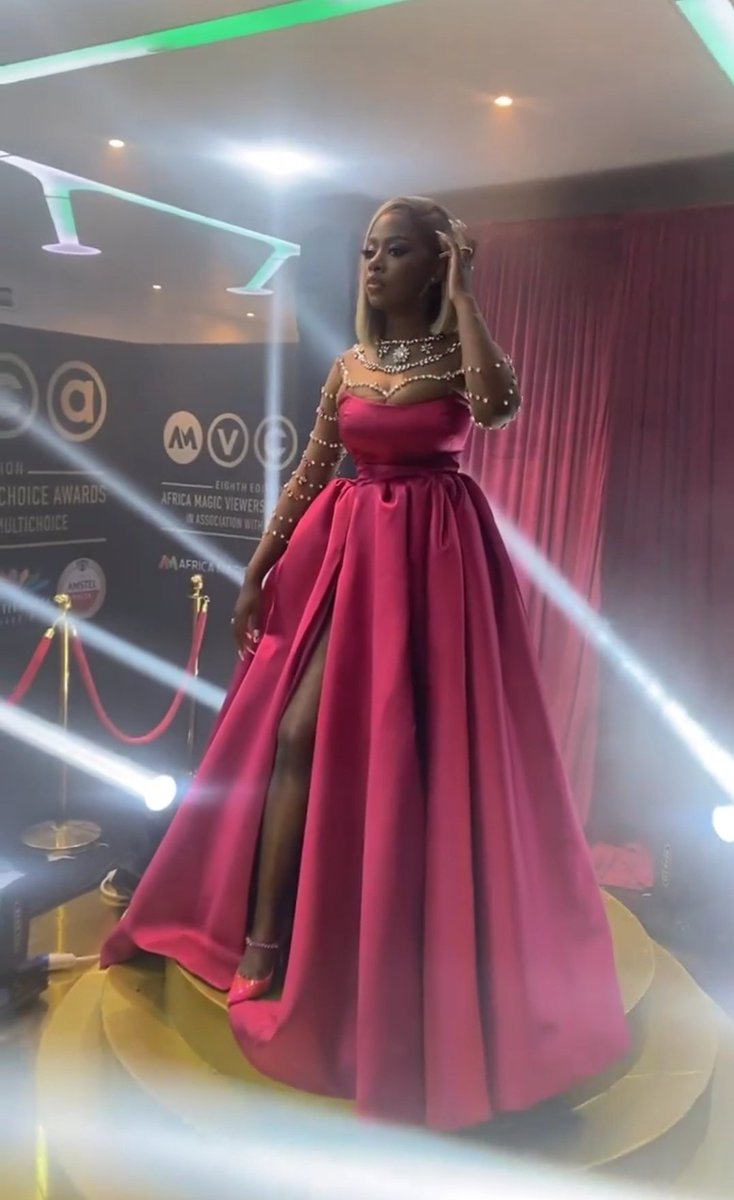 Khosi00964303's tweet photo. Her majesty the Queen Diane Russet 🔥🔥🔥🔥#AMVCA8 https://t.co/sku1GO33Om