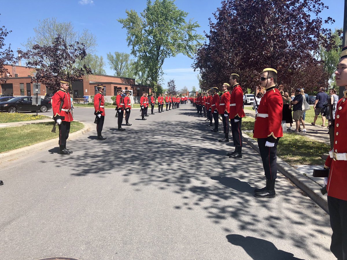 Great parade today @CMRSJ_RMCSJ on a hot day. One of the highlights for me was when the @CDS_Canada_CEMD told those on parade to “relax in place, bend their knees, and shake it off”,prior to making his remarks. #peoplefirst