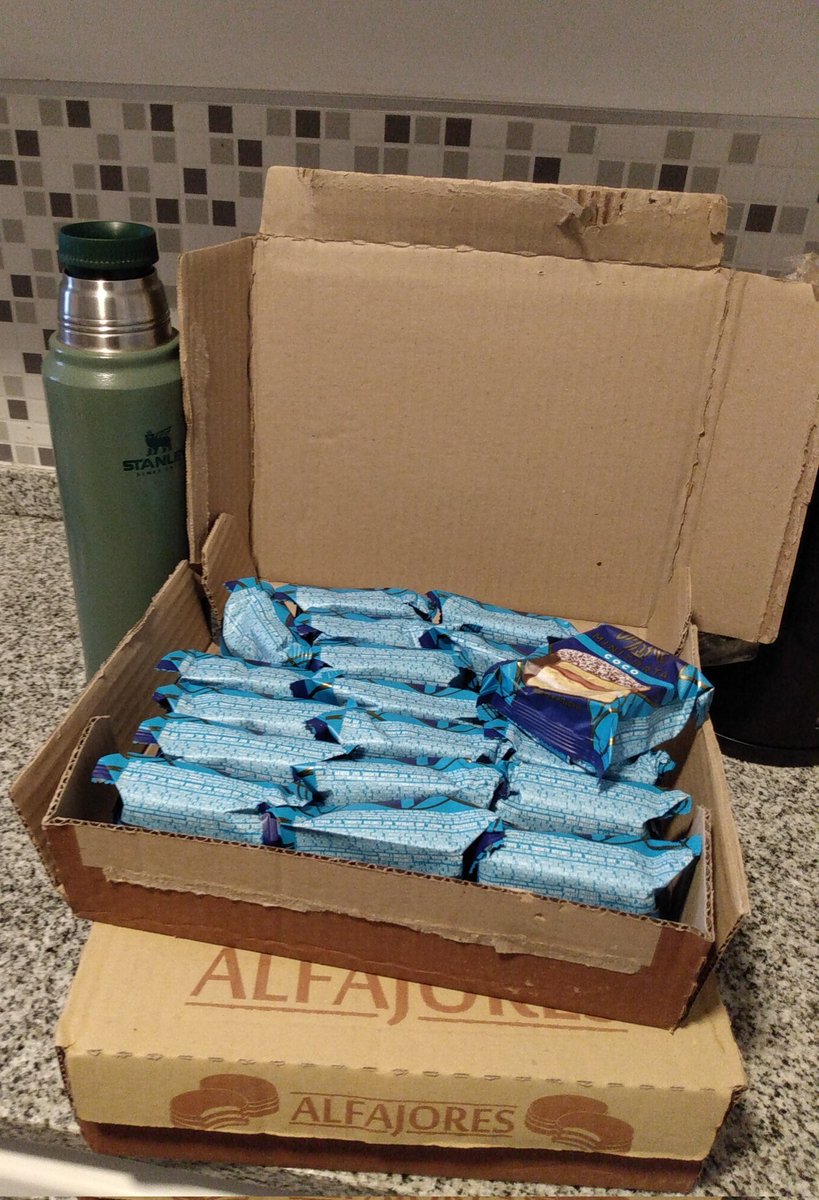 _aguila_a_'s tweet photo. Me llegaron dos cajas de aguila de coco, no sé quién fue pero te amo profundamente y soy completamente tuyo https://t.co/b4qpf2yoZp