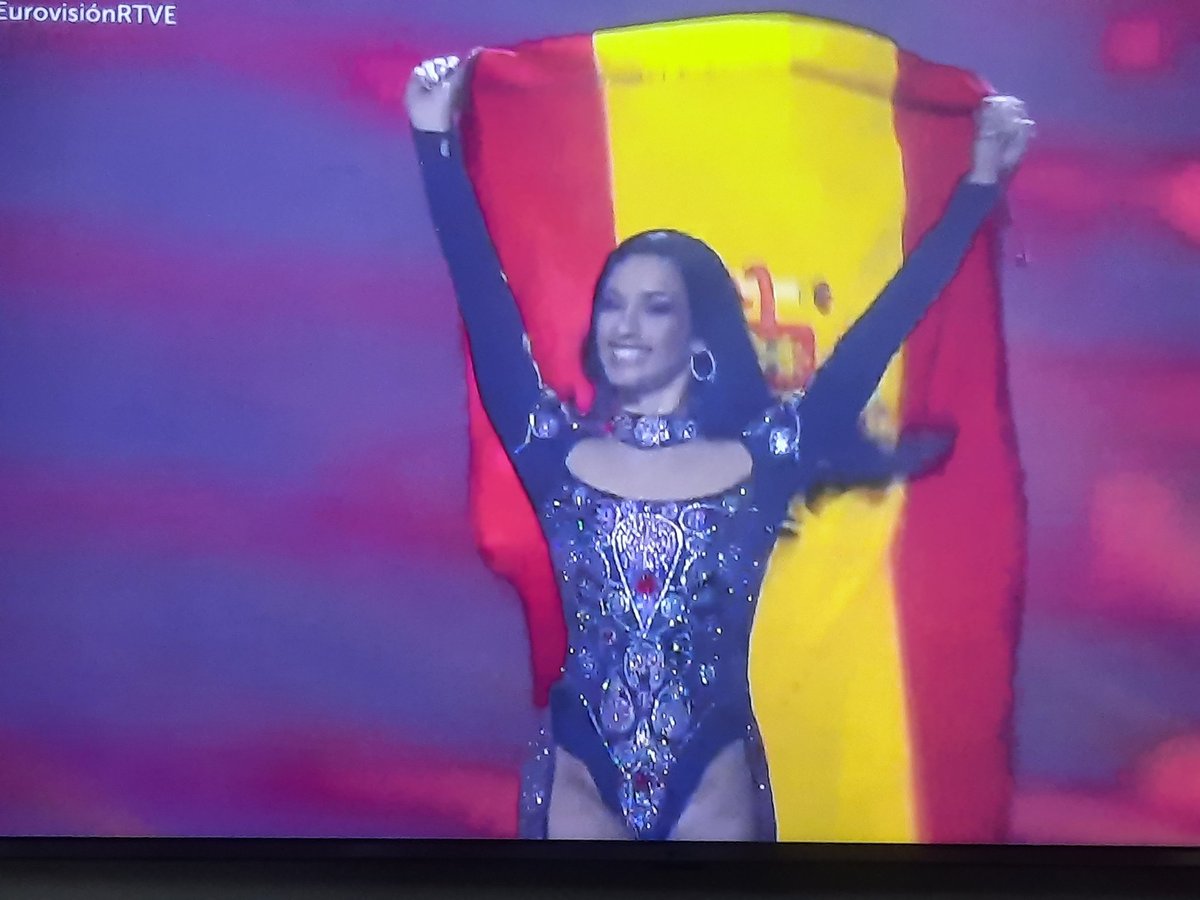fparancha's tweet photo. Así de orgullosa luce Chanel la bandera de España.

¡Vamos, Chanel! #Eurovision https://t.co/8lbK48qemj