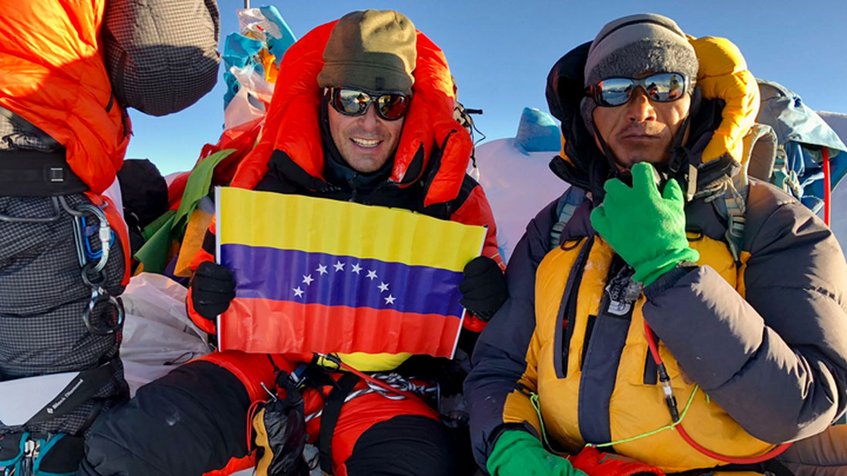 Telearagua's tweet photo. #Infórmate📢| Después de 20 años, el tricolor venezolano se alza en la cima de la montaña más alta del mundo por el senderista Raúl Andrés Biocchi que junto al equipo de la salvadoreña Alfa Arrué, lograron conquistar este jueves 12 de mayo.

#Aragua https://t.co/hZk2HBtj56