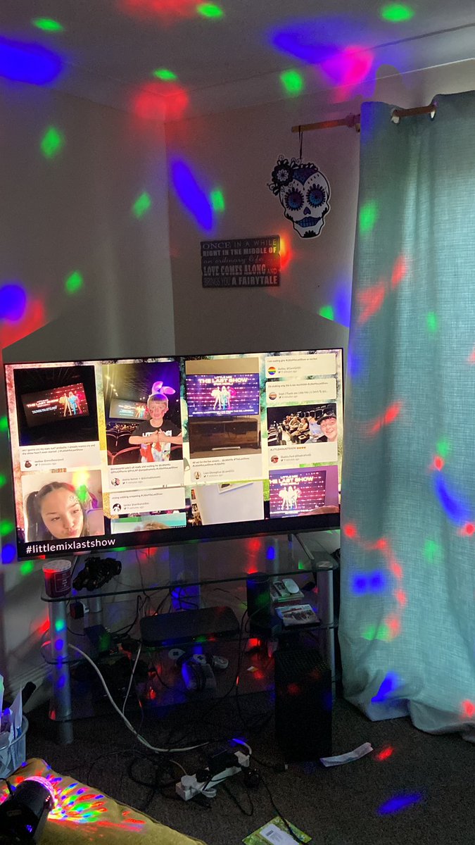 JennaGaGa's tweet photo. #LittleMixLastShow ready with my disco lights! https://t.co/XrWTR1OiyY