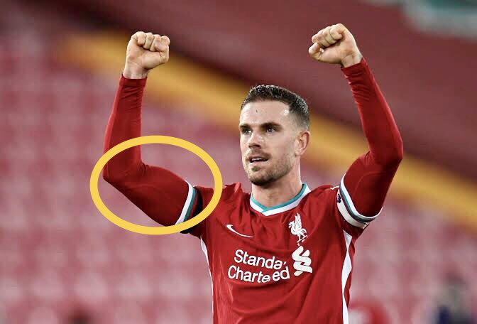 DAOLIF's tweet photo. The image below is Henderson flexing his “biceps brachii”, this can only be achieved by excessive lifting of trophies in less than 3 months https://t.co/ywrf4KpsC6