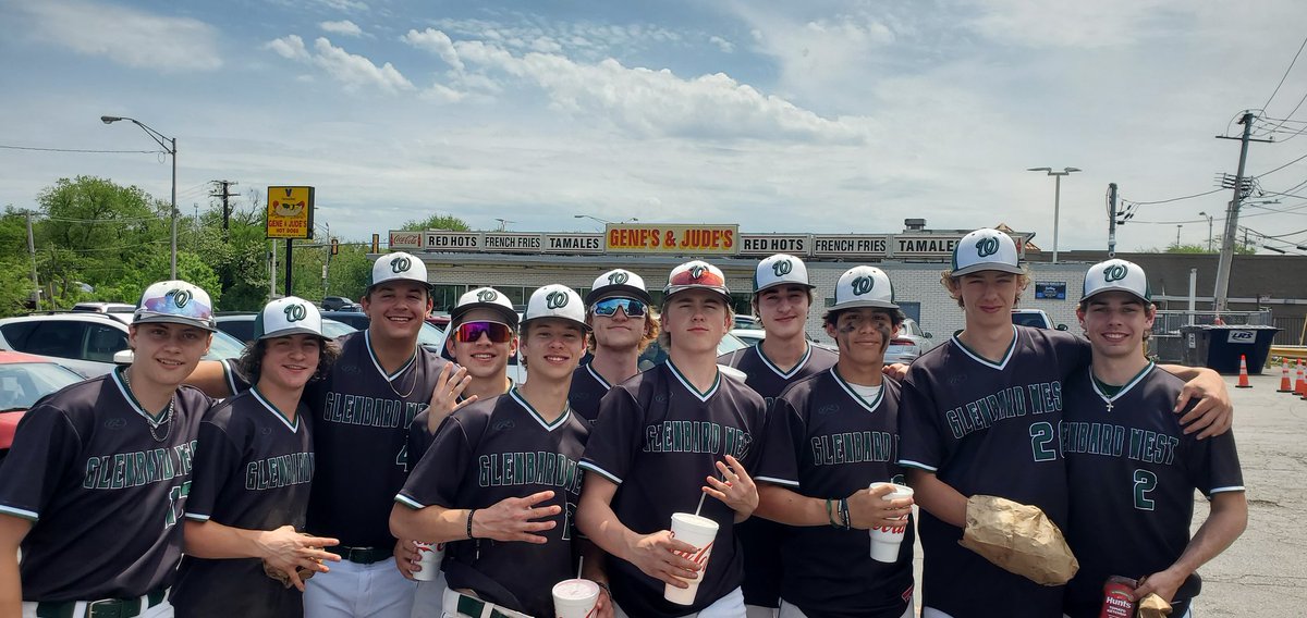 BaseballGBW's tweet photo. And of course there's no way you go to Proviso East and not stop for lunch on the way back. #doubledogs #noketchup #tradition https://t.co/pFu2LobGou
