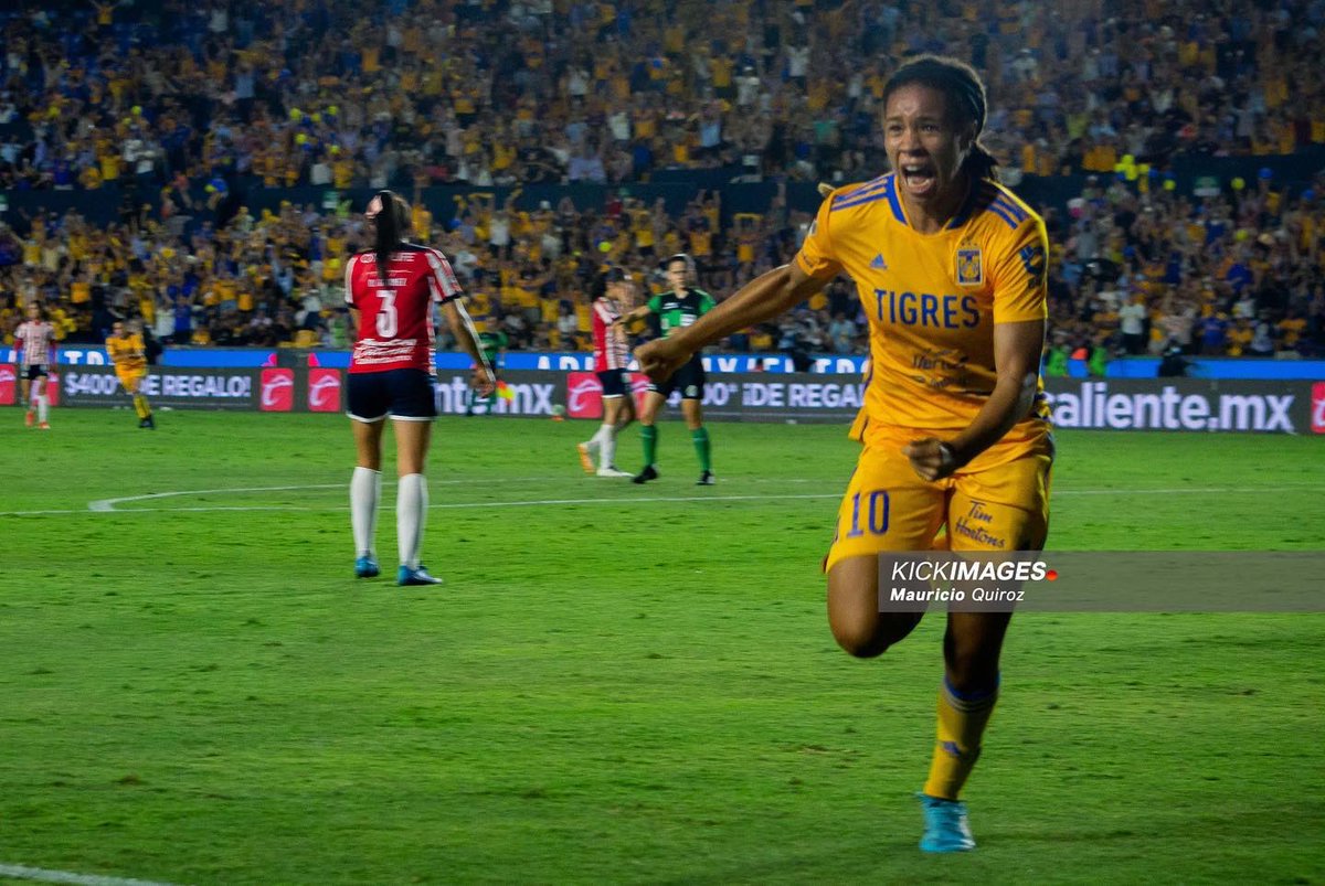 kickimages's tweet photo. Juego de ida de las semifinales de la #LigaBBVAMXFemenil entre Tigres y Chivas.

📸 @mauquimar 

#VamosPorEllas https://t.co/kcCVc9U9FU