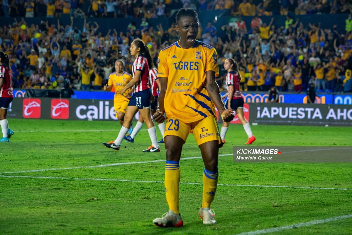kickimages's tweet photo. Juego de ida de las semifinales de la #LigaBBVAMXFemenil entre Tigres y Chivas.

📸 @mauquimar 

#VamosPorEllas https://t.co/kcCVc9U9FU