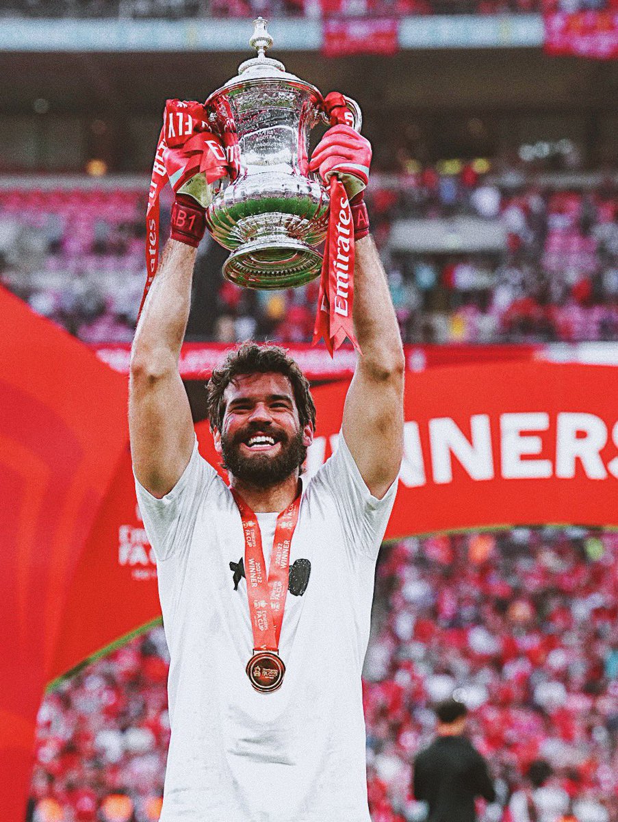 DoentesPFutebol's tweet photo. Eu só quero essa cena com a taça da Copa do Mundo em dezembro, Alisson. Nunca te pedi nada. 🏆🇧🇷 https://t.co/bfFflj8MKE