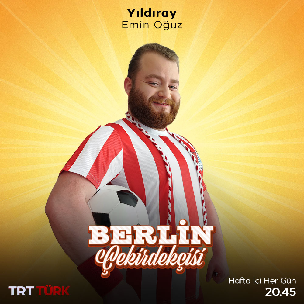 trtturk's tweet photo. Yıldıray 👇🏻

Berlin İdman Yurdu'nun müzmin yedeği. 😁
Üç büyüklere transfer olmak istiyor!
Çekirdekçi onun yuvası, evi. 
Orada memleket havası soluyor...🇹🇷  

Çok kısa dizi "Berlin Çekirdekçisi" 16 Mayıs Pazartesi'den itibaren hafta içi her gün TSİ 20:45'te #TRTTÜRK'te! 📺 https://t.co/8mNkR7yVF1