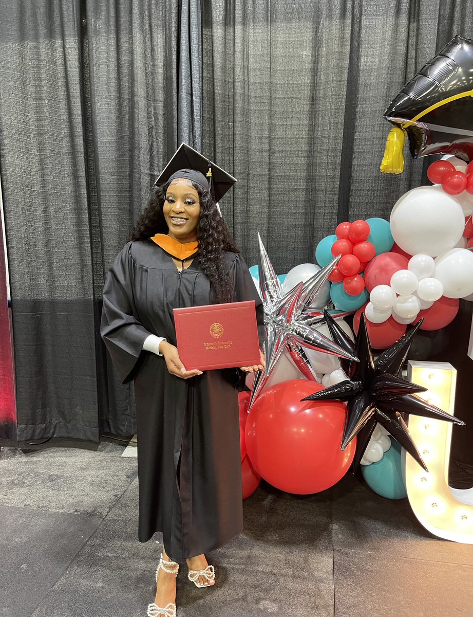 _InATightDress's tweet photo. Finally done with this B.S 🎉👩🏽‍🎓✨ https://t.co/BgyssEX9rj