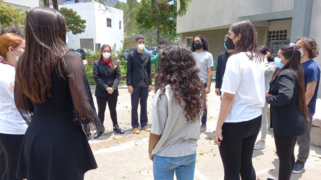 ¡El teatro vuelve a la comunidad! ✨ 🐢

Después de dos años, volvemos a las presentaciones en Casa Nazareth.

Finalizamos en un círculo, tomados de la mano y recitando nuestro lema nuevamente, con la promesa de que un nuevo viaje teatral nos reúna una vez más.