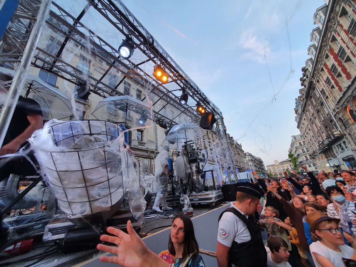 StphanieFasquel's tweet photo. Le camion cracheur de barbe à papa ! #Utopia #Lille #lille3000 https://t.co/HcWKL4dWPI