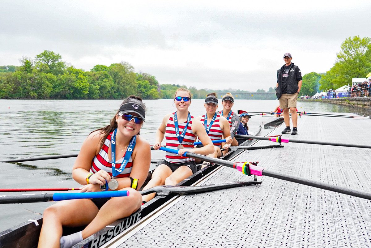 FloridaTechWRow's tweet photo. 𝗦𝗺𝗶𝗹𝗲𝘀 𝗮𝗹𝗹 𝗮𝗿𝗼𝘂𝗻𝗱! 🥈 The Varsity 4+ battled to a second place finish at the @dadvailregatta !!! https://t.co/oNUOdzbJOz