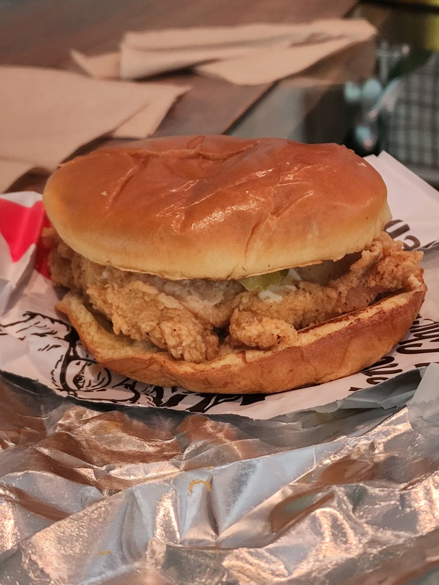 Stopher0924's tweet photo. @kfc the sandwich you show in the ads vs the sandwich we get.... https://t.co/aYrWGu5q7O