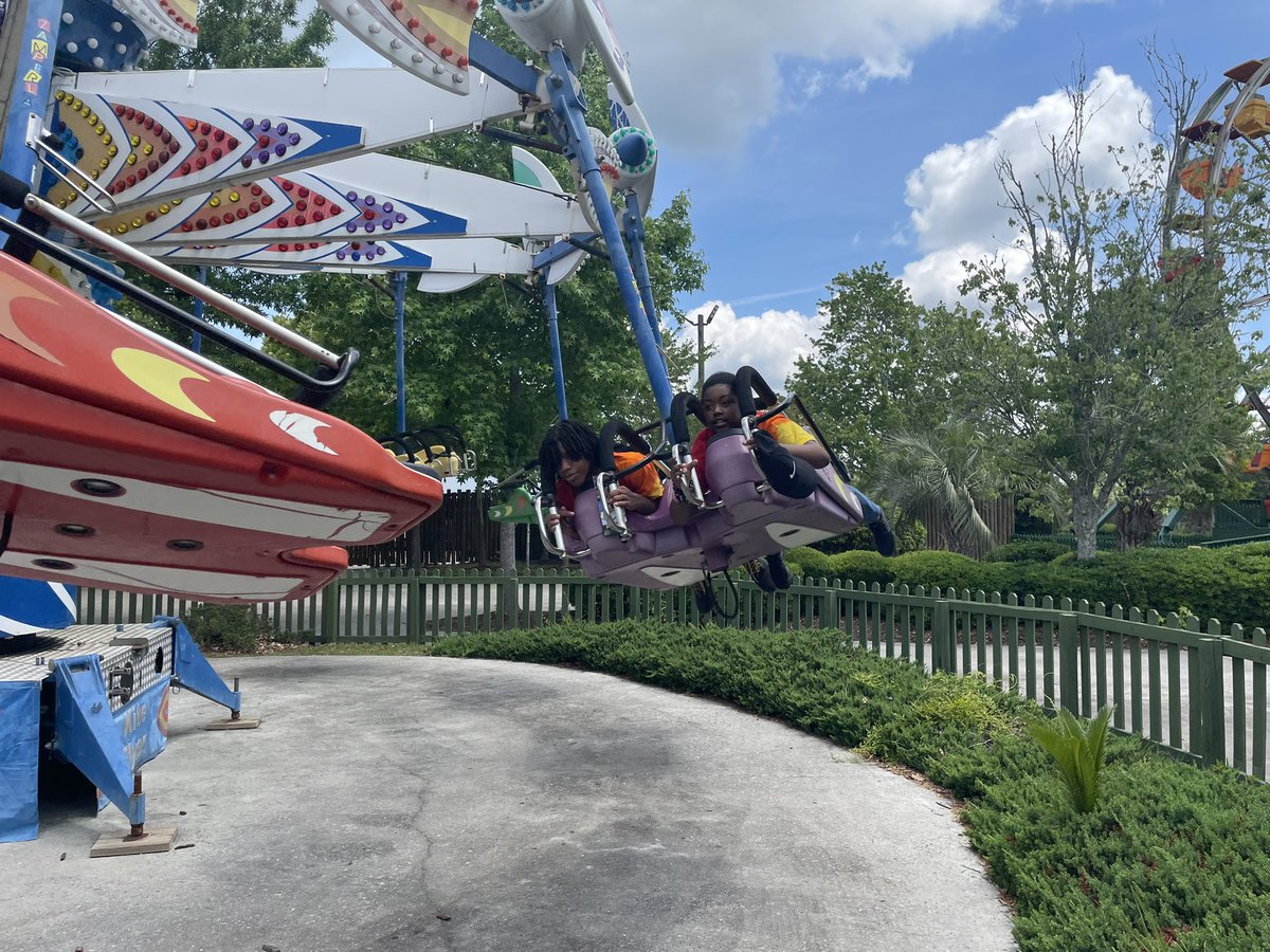 BlackPara2pt0's tweet photo. SGMS scholars @ Wild Adventures #bestdayever #adventureisoutthere @CLB_Dr @akjohnsonEdS https://t.co/LOnueOvZiL