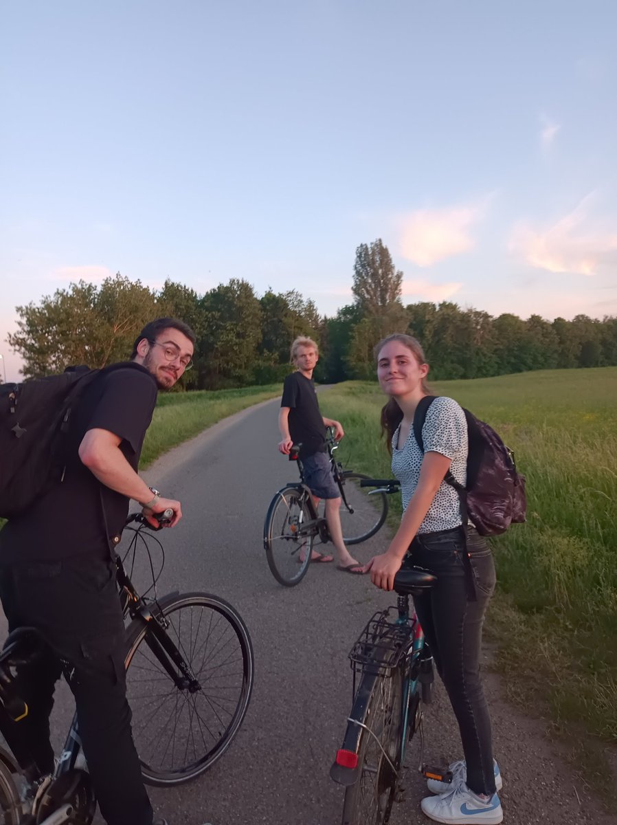 vy_chlo's tweet photo. Après un ds bien nul de vv, le trajet tasty food -> rester 15 minutes comme des psychopathes devant chez Fabian à Haguenau -> Strasbourg à vélo avec les cop1 avec le coucher de soleil est l'un des top ten moment de ma vie. Jvous aime les cop1. https://t.co/JrNvwM1T3j