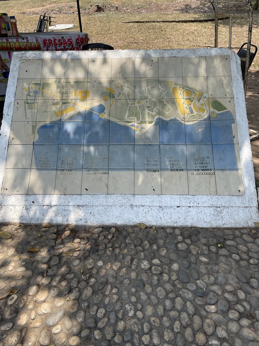 inundeishon's tweet photo. Qué cuesta componer estos tableros del tomas garrido? 
Porqué el mirador siempre está cerrado? 

Porqué les vale tanta vrg a las autoridades si componerlo no sale de su bolsa y se pueden alzar el cuello chingon?? https://t.co/tHa8Wrxl7e