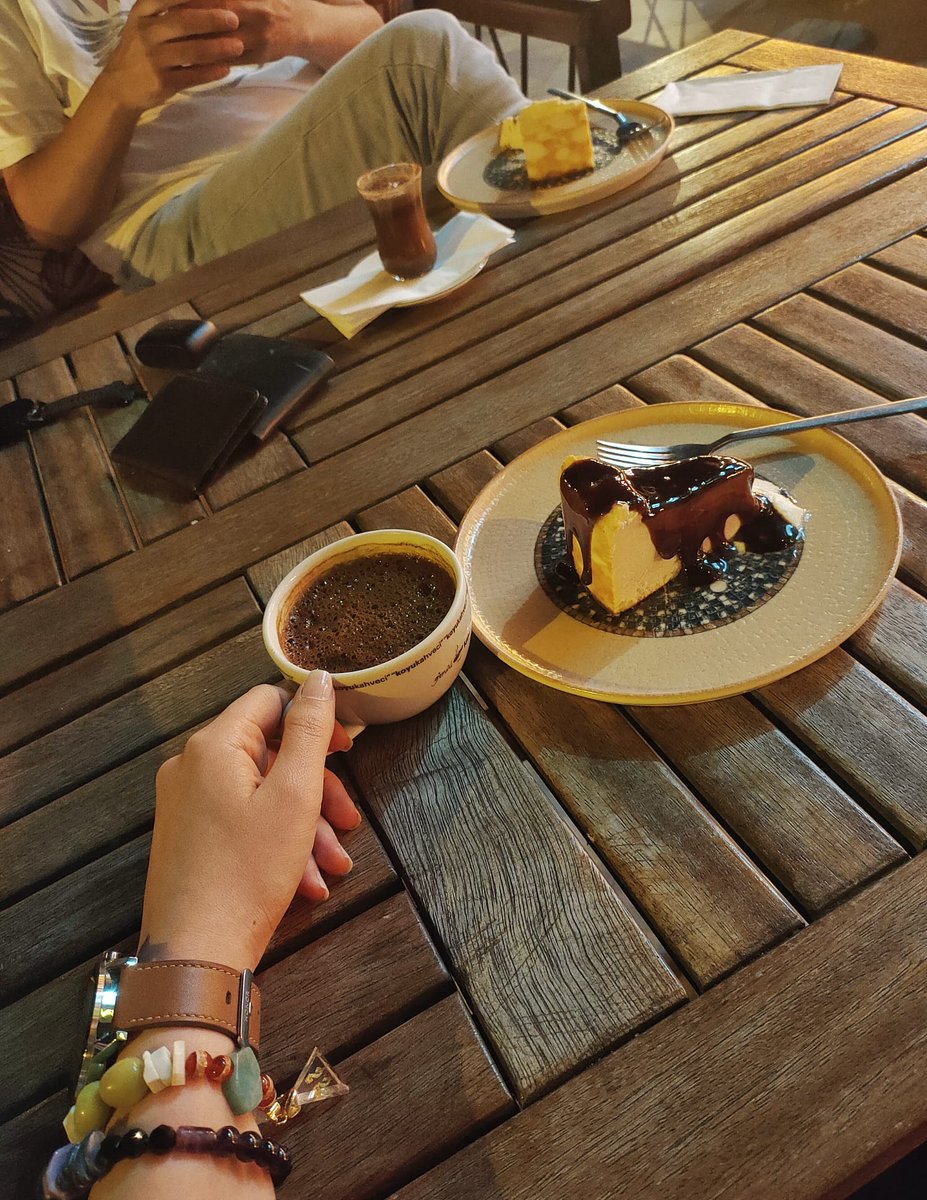 Benim finans işlerine girmeme sebep olan bir Edebiyatçı vardı. İşte onunla bu akşam bir kahve içtik. Bana sitem etti. "Seni ben buraya getirdim ve sen herkese kazandırdın ama bir tek bana kazandırmadın." Ben de ona söz verdim. Bu sene bitmeden ona bir Mercedes sözü verdim.