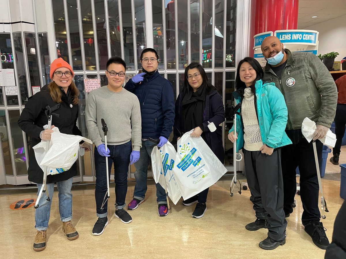 ICromwellVan's tweet photo. Grateful to have had the chance to join a huge group of volunteers (including fellow @OneCityVan candidates @iona_bonamis and @ksigurdson) and early for the Chinatown #CleanupParty. It's a beautiful thing to see so many people pitching in to help out their community!
#Vancouver https://t.co/ApGZC6KwbT