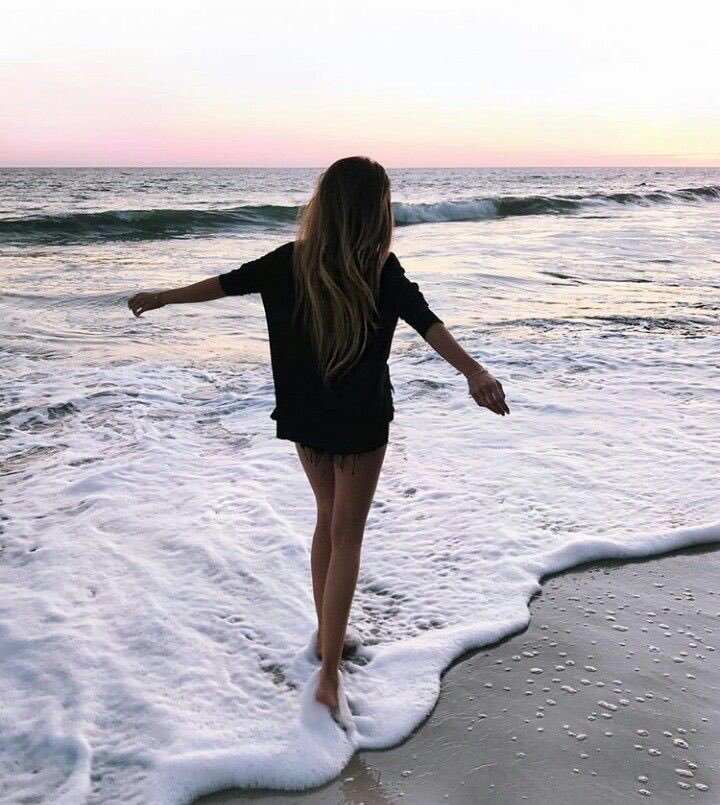 pizza_olivia's tweet photo. Day one at the beach. I just love feeling the water between my toes. Tomorrow seb promised that we would go on a boat! I’m so excited! https://t.co/lS4aBVZoIx