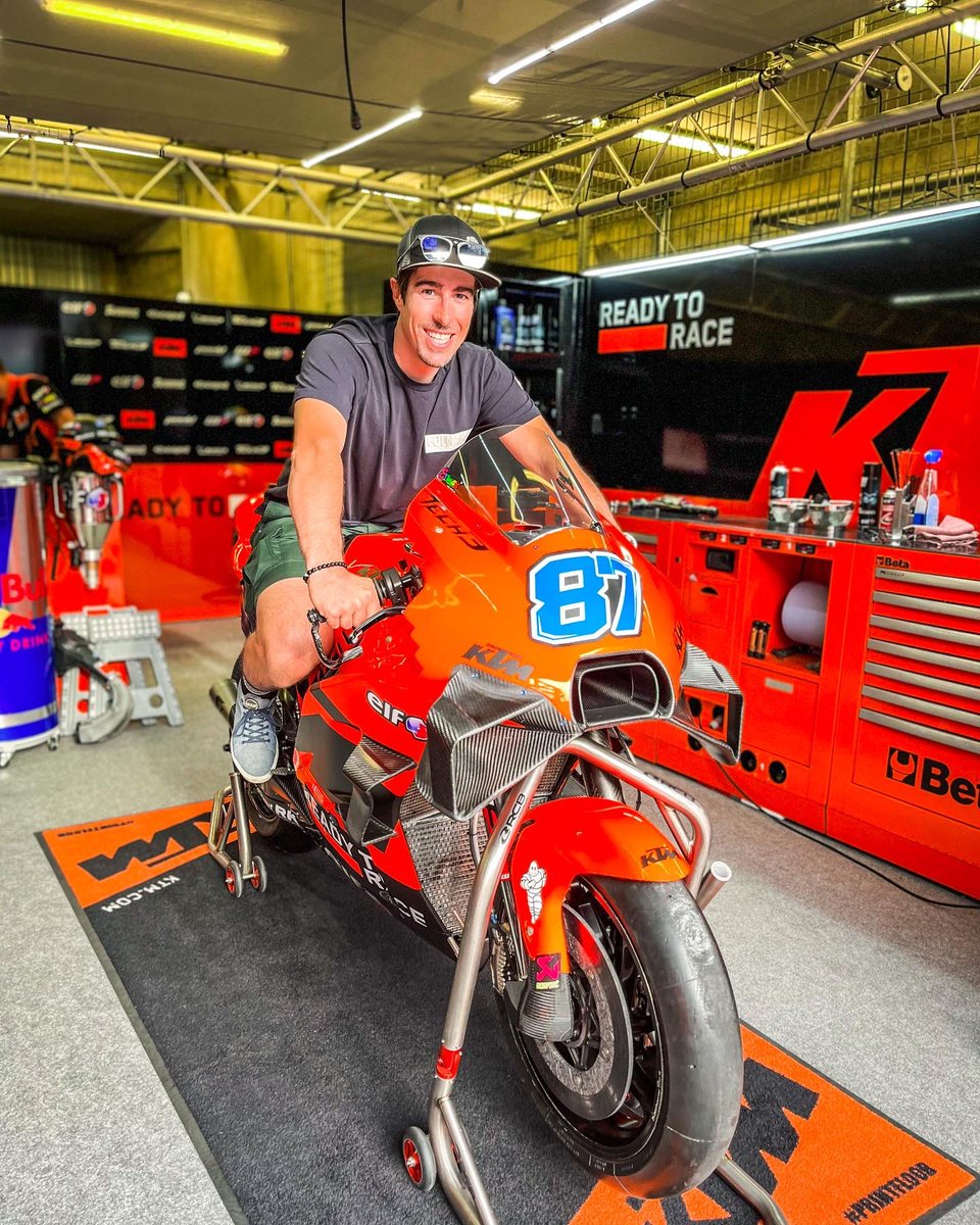 vmuffatjeandet's tweet photo. Le rêve d’une autre vie… 🤩😍 MotoGP Rider ! @bonbet92 j’ai trouvé un nouveau truc avec encore plus de tests et de réglages à faire 🤪😉😘 Bonne chance à tous les gladiateurs demain 🔥👊 #RacingIsLife #HittingTheApex https://t.co/WEcoeATlGb
