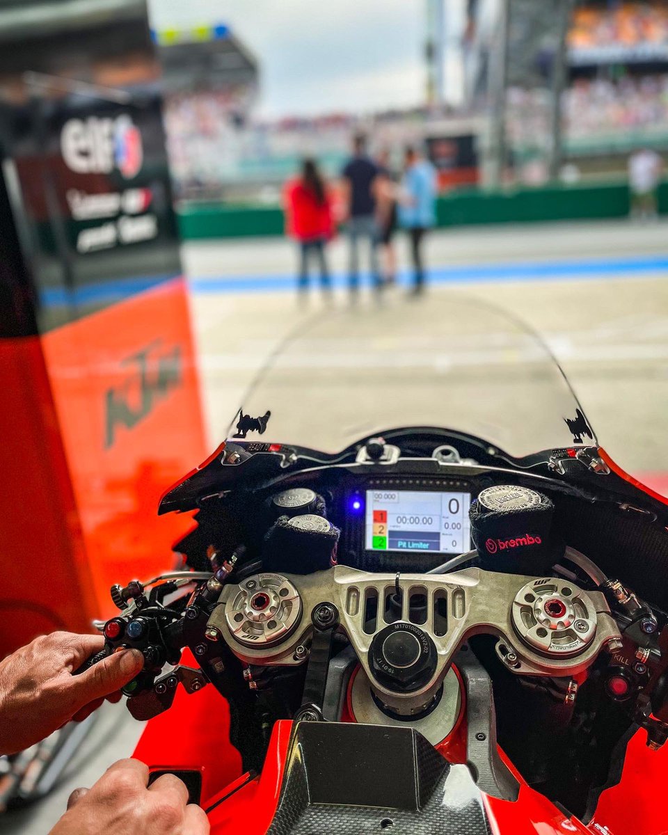 vmuffatjeandet's tweet photo. Le rêve d’une autre vie… 🤩😍 MotoGP Rider ! @bonbet92 j’ai trouvé un nouveau truc avec encore plus de tests et de réglages à faire 🤪😉😘 Bonne chance à tous les gladiateurs demain 🔥👊 #RacingIsLife #HittingTheApex https://t.co/WEcoeATlGb
