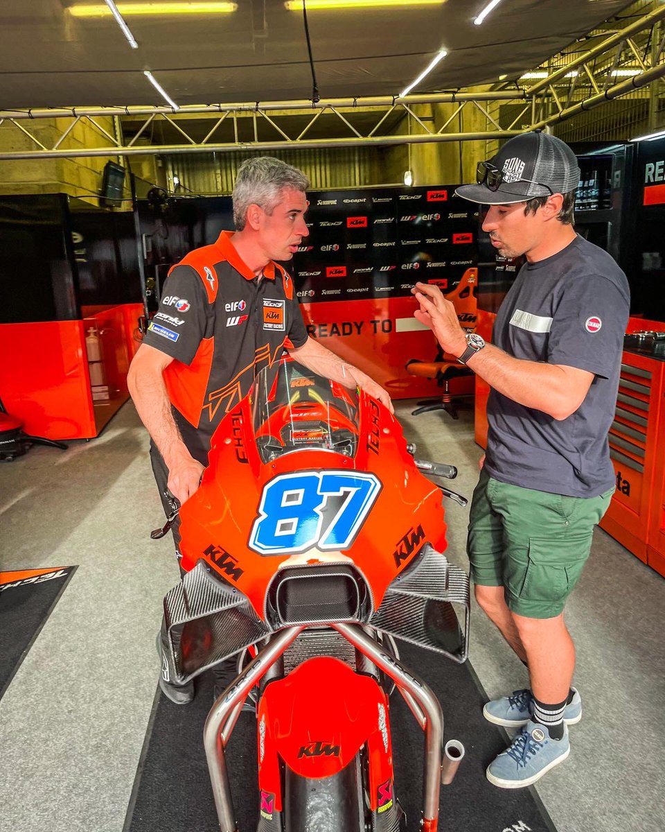 vmuffatjeandet's tweet photo. Le rêve d’une autre vie… 🤩😍 MotoGP Rider ! @bonbet92 j’ai trouvé un nouveau truc avec encore plus de tests et de réglages à faire 🤪😉😘 Bonne chance à tous les gladiateurs demain 🔥👊 #RacingIsLife #HittingTheApex https://t.co/WEcoeATlGb