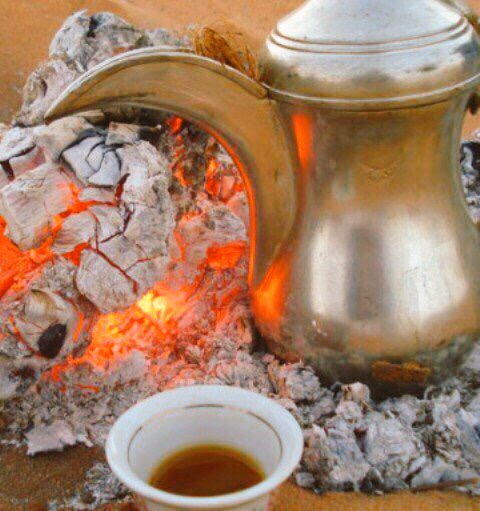 rahal__1's tweet photo. ماحلا الفنجال لاجاك معمول
نفس فنجالٍ من اعداد بدوي

مايحَكْرَه غير ذو عشق وميول
وغاويٍ في حَكْر فنجاله غوي

اشقر ٍ لونه ليا شفته تقول
فيه من لون الشفق قربٍ قوي

للضيوف يمدّ وابناء الأصول
وللكرام وكلّ ذو منهم ذوي

وللصداع افضل لكَ من الباندول
وان بغيته للطريق افضل خوي
#rahal__1 ✒️ https://t.co/qrqHZqjyQF