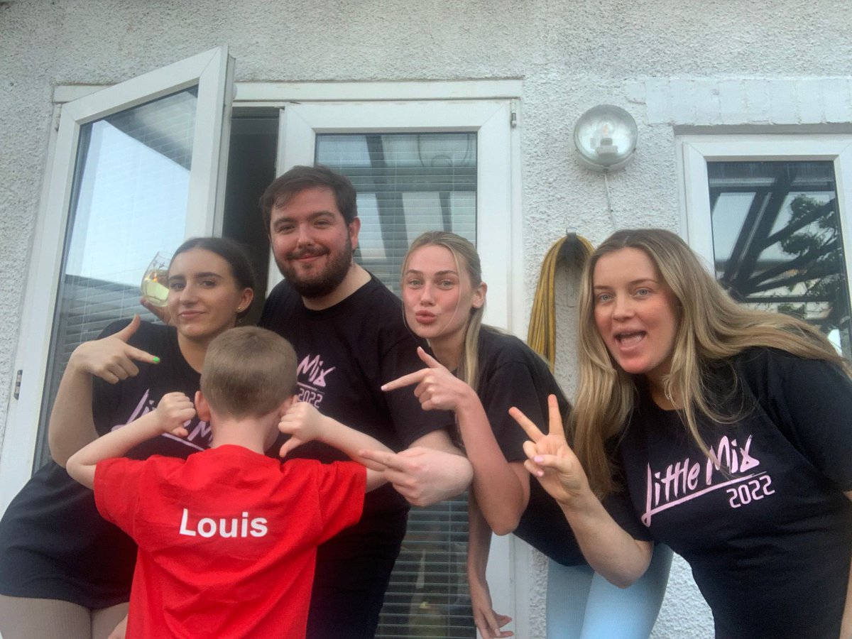 _adamsinclair_'s tweet photo. #LittleMixLastShow https://t.co/lQMzwLMZCB