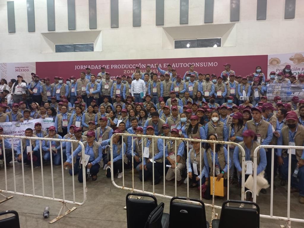 Nuestros/as técnicos de #EAT #ProducciónParaElBienestar, comprometidos al 100% con sus comunidades. Aportan su conocimiento a los saberes campesinos👩‍🌾🌱. Aquí estoy con los de la región sureste que hoy participaron en las Jornadas convocadas por el Presidente <a href="/lopezobrador_/">Andrés Manuel</a>