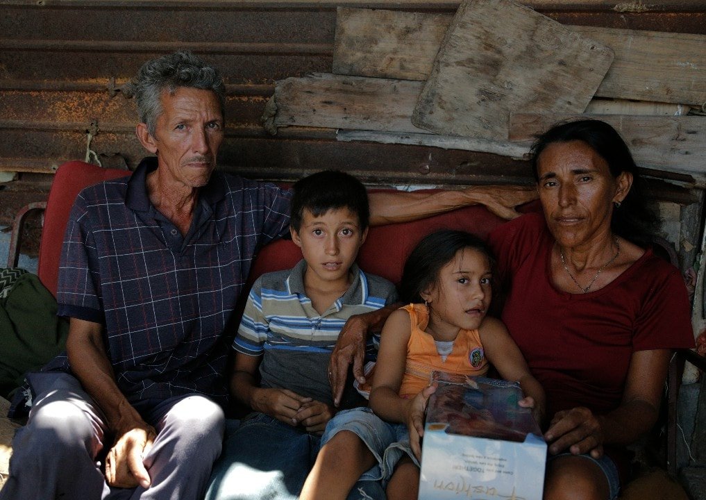 Edgar y su familia viven en condiciones de pobreza extrema en Sinamaica. Comen una vez al día.

La desnutrición hace estragos en la Guajira venezolana y la asistencia médica en la zona es nula.

No, Venezuela no se arregló.
🇻🇪
#14May #saludoplanetario Cota 905 Dayana Mendoza #sdv