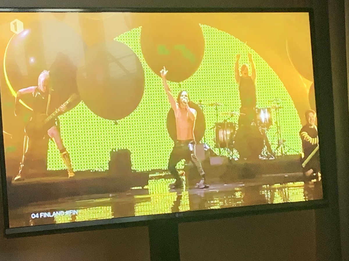 jopean's tweet photo. Fnland, het land van altijd regen en gekke haardrachten #ESC2022 https://t.co/yCKccK3l4d