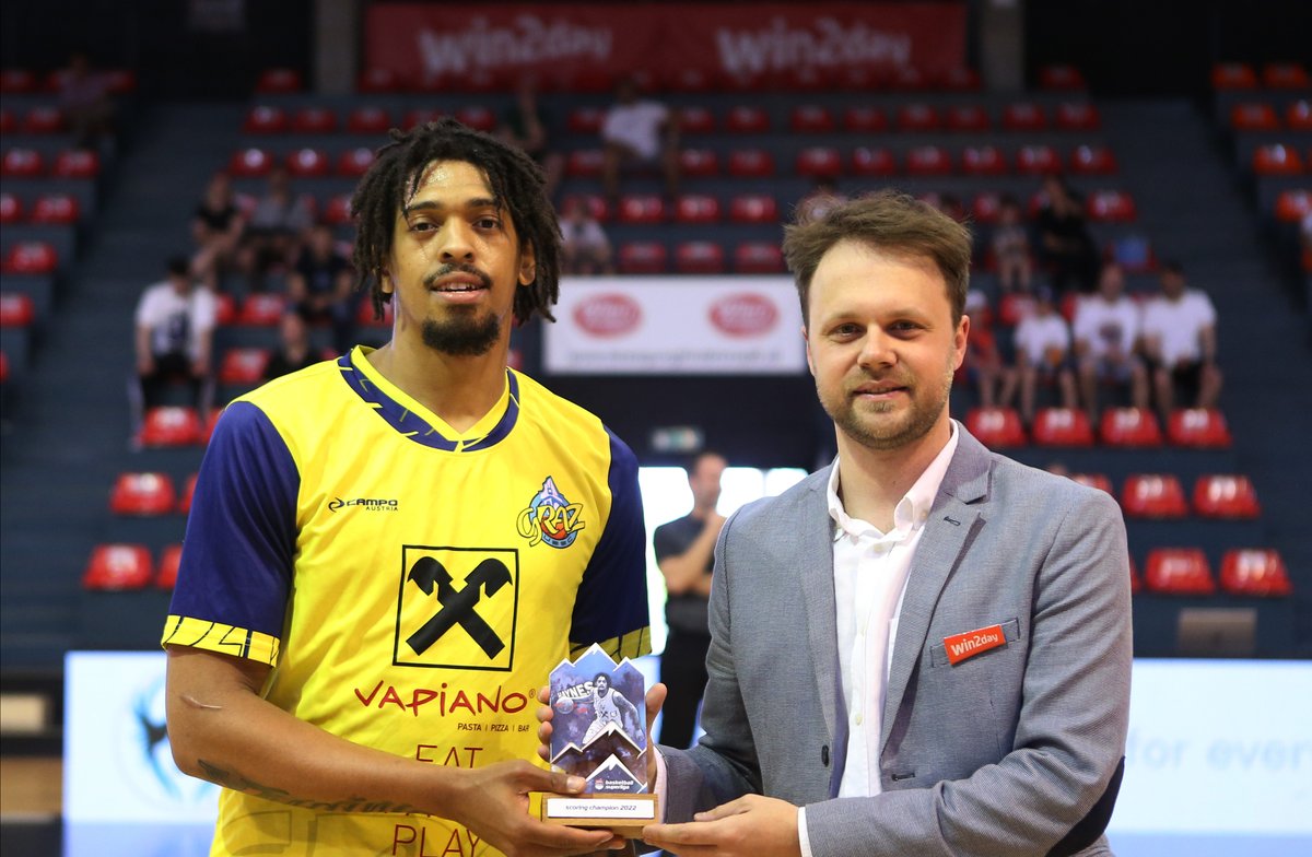 UBSCGraz's tweet photo. Our Scoring-Maschine @rah_online with the BSL-Award! 🏀🗑

#ubscgraz #togetherforGraz #scoringchampion https://t.co/PLMmkw1twz