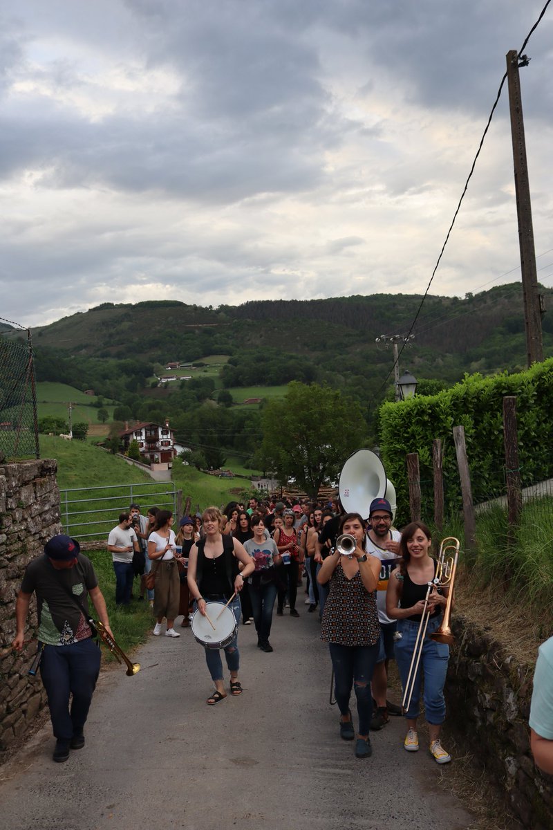 aroztak's tweet photo. 🎺 Kalejiran egin dugu digestioa Kinbonbo Brass Band-eko kideekin.

📍Lekarozko karriketan.

#EreindakotikOmenUzta
#AroztegiaGelditukoDugu https://t.co/nJKGqF6vxF