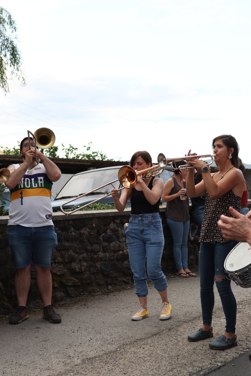 aroztak's tweet photo. 🎺 Kalejiran egin dugu digestioa Kinbonbo Brass Band-eko kideekin.

📍Lekarozko karriketan.

#EreindakotikOmenUzta
#AroztegiaGelditukoDugu https://t.co/nJKGqF6vxF