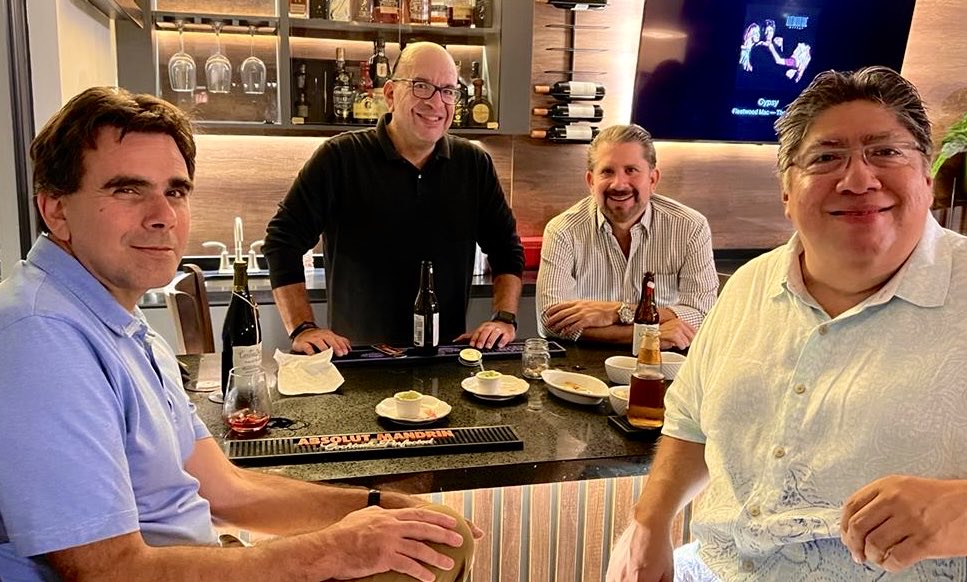 _RomeoReyes's tweet photo. About last night #planeando #2023 #CommingSoon #VamosAlAire ⁦@PenchoDuque⁩ ⁦@MaldonadoGuille⁩ ⁦@martinezchino⁩ https://t.co/iLpZvL9sPq