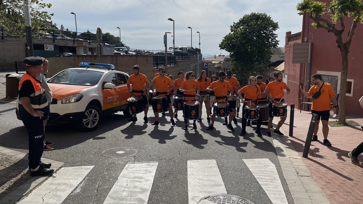 AVPCBegur's tweet photo. Avui hem cobert la #SolRetronada: una trobada de grups de percussió d'arreu de Catalunya, en la seva 5ª edició que s'ha celebrat al nostre municipi, amb una cercavila pels carrers del nucli i actuacions musicals al Parc de l'Arbreda #ProteccióCivil #Begur https://t.co/gi1i8vL1de
