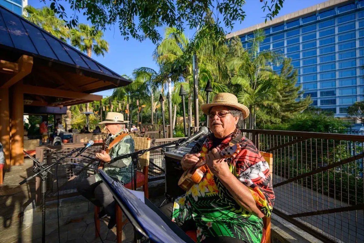 Attractions's tweet photo. In honor of #AsianAmerican, #NativeHawaiian, #PacificIslander Heritage Month, @Disneyland has nightly ukulele music and complimentary hula lessons at #TraderSam’s Enchanted Tiki Bar! 🌺
Here’s the full list of ways the parks are celebrating: https://t.co/XI80E2aEcL https://t.co/kuWaKHkPkL