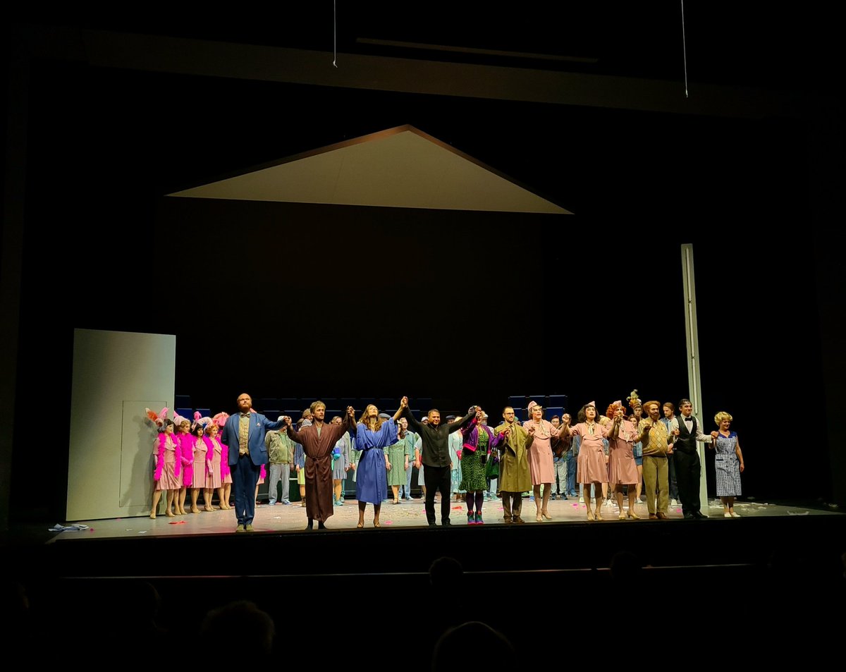 Opernjunkie's tweet photo. "Lasst uns ins private Dasein zurückkehren."
"Niemals!"
Ein lustvoller #Hindemith im #MusiktheaterImRevier, der klug von Sonja Trebes ins heute geholt wird, allein für die Wagner-Parodie lohnt der Besuch, ein kurzweiliger, heiterer Spaß mit Tiefgang. #CurtainCall #NeuesVomTage https://t.co/Yde8bbPQmj