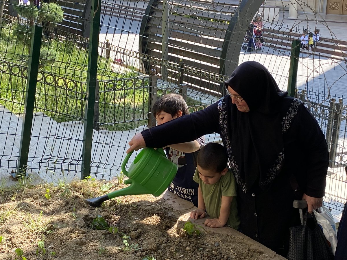 ebkadinaile's tweet photo. Esenler Belediyesi Dede Torun Yaşam Merkezi 4 yaş öğrencilerimiz nine ve dedeleriyle beraber hobi bahçemize domates, biber ve salatalık ekimi yaptılar ilk sularını da yine öğrencilerimiz verdiler. Sebzelerimiz büyüdüğü zaman herkesi menemen partimize bekleriz.😃🥳 https://t.co/9PkoH1ckK5