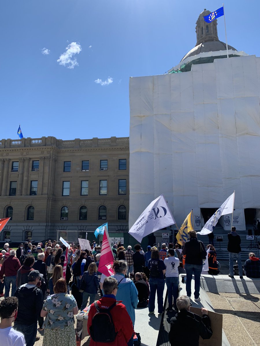 UnitedNurses's tweet photo. 📣Hundreds of Albertans are rallying for public health care at the Alberta Legislature in #yeg, as well as locations in Calgary, Lethbridge, Medicine Hat and Red Deer. ✊#PeopleNotProfit #neednursesnow #ableg https://t.co/lg7wslbp5G
