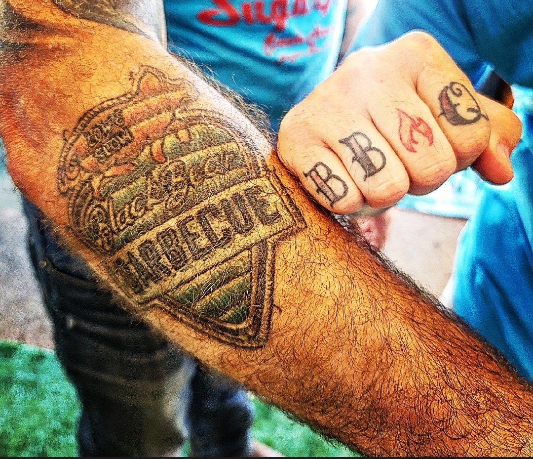 FergoliciousBBQ's tweet photo. Turn in box was fire and on site judging is complete! This pic is a symbol of how BBQ is a worldwide family!
#RubSumLUV #bbqnation #bbqfamily #bbqlife #worldchampion #memphisinmay #australia #tattoosandbbq #barbecue #worldbbqchampionships #blackbearbbq #aussieq https://t.co/dDSiEwPg7I