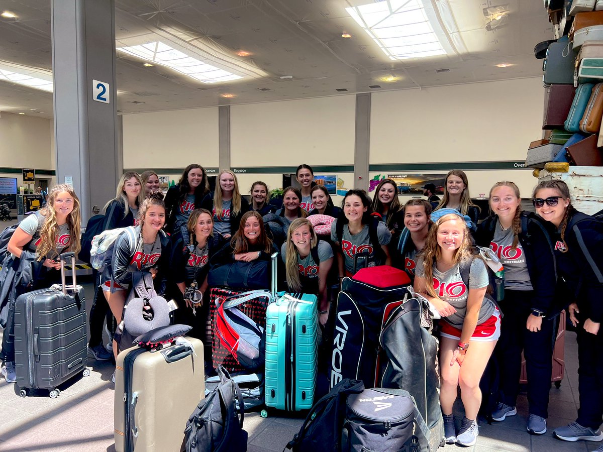 SoftballRio's tweet photo. Everyone and everything made it to California! Next stop, Klamath Falls, OR! #togetherwestorm #riotakesonoregon https://t.co/46XR0VImgY