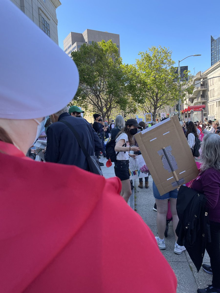 SnappyMcGee's tweet photo. Beautiful day for the #WomensMarch in SF. #BansOffOurBodies #StandWithPlannedParenthood https://t.co/3HqWN38B4g