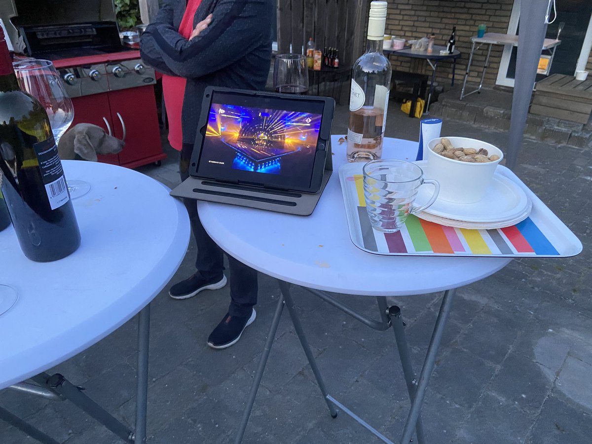 Petrabhd's tweet image. Nog steeds #buurtbbq dus dan maar zo: #eurovision