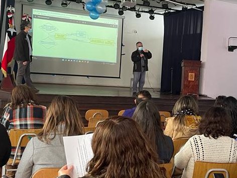 Edu_Valparaiso's tweet photo. Esta semana nuestro servicio llevó adelante importantes reuniones con directores de nuestros establecimientos. Transparencia y mejorar la gestión entre todos, son pilares.

Más detalles aquí: 👇👇👇
https://t.co/0VZ8xlIt8R

#SLEPValparaíso
#EducaciónPública
#ConstruyamosJuntos https://t.co/lSP8CvJId8
