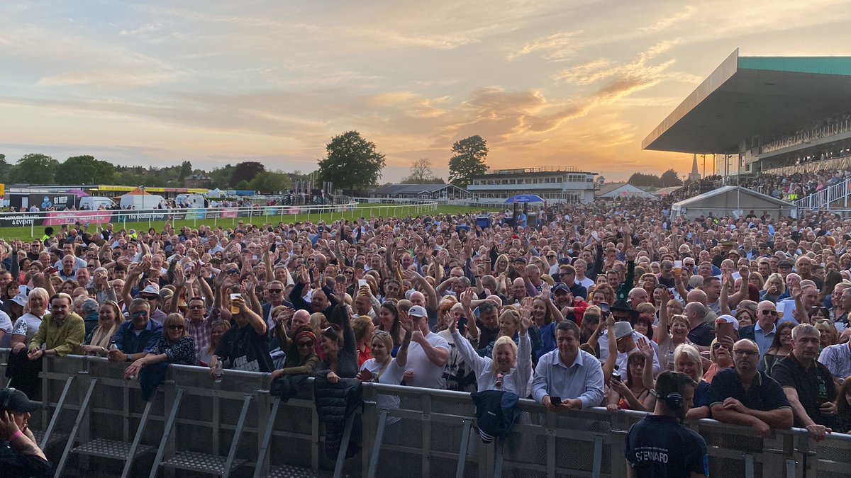 🤩What a crowd! Everyone is ready for The Human League to take to the stage! 🎤🙌