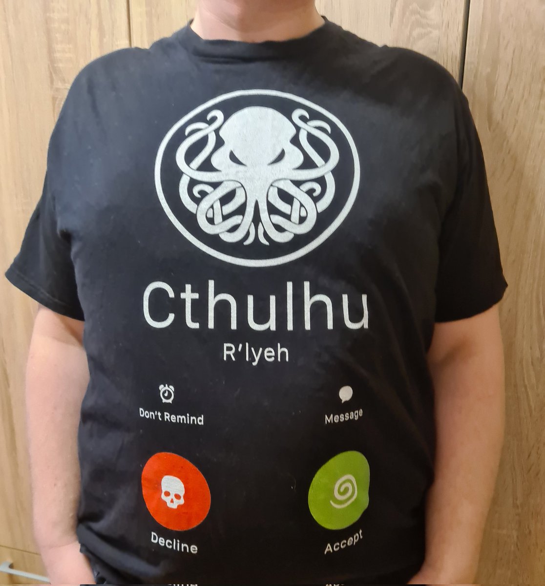 michael_h76's tweet photo. Frage des Tages. Wenn der alte Sack aus R'lyeh anruft. Abheben oder eher so tun als wäre man nicht da?

Man weiss ja vorher nie, ob er nur quatschen will oder drauf und dran ist, den Weltuntergang einzuleiten 🤪

#lovecraft #cthulhu #justasking #cthulhucalling #ryleh https://t.co/p5JBH4wl0n