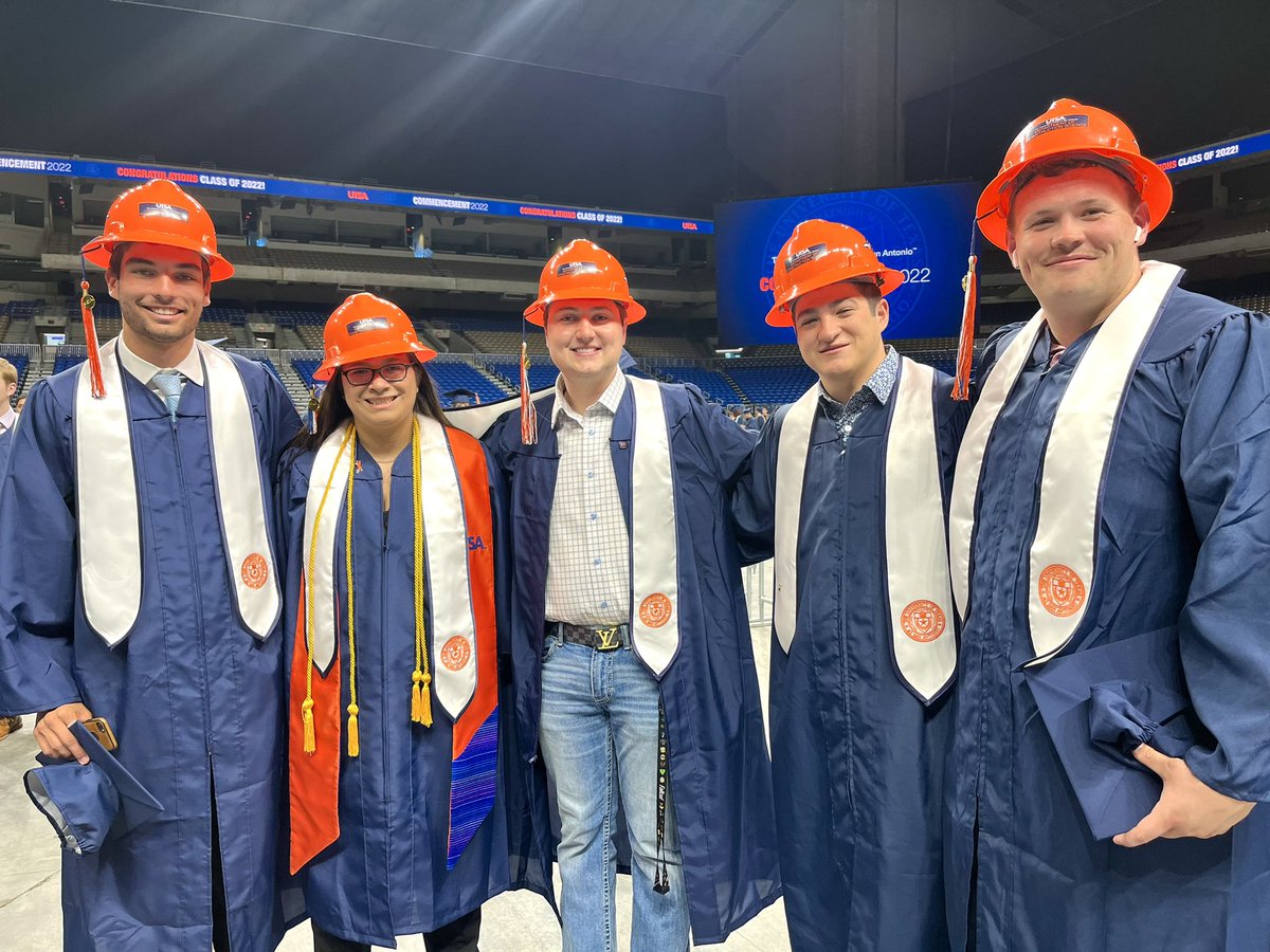 UTSAAlumni's tweet image. These ‘Runners worked “hard” for their hats👷‍♀️👷🤙 #UTSAGrad22