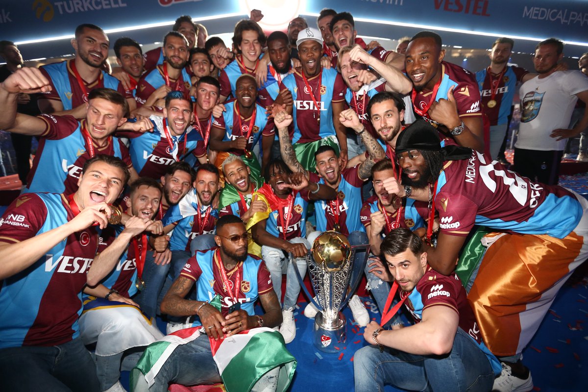 yenisafakspor's tweet photo. 🏆ŞAMPİYON TAKIM! https://t.co/RhfWIeIVBz